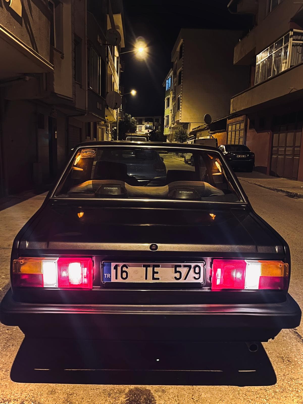 Tam arkadan — gece, mahalle arasında