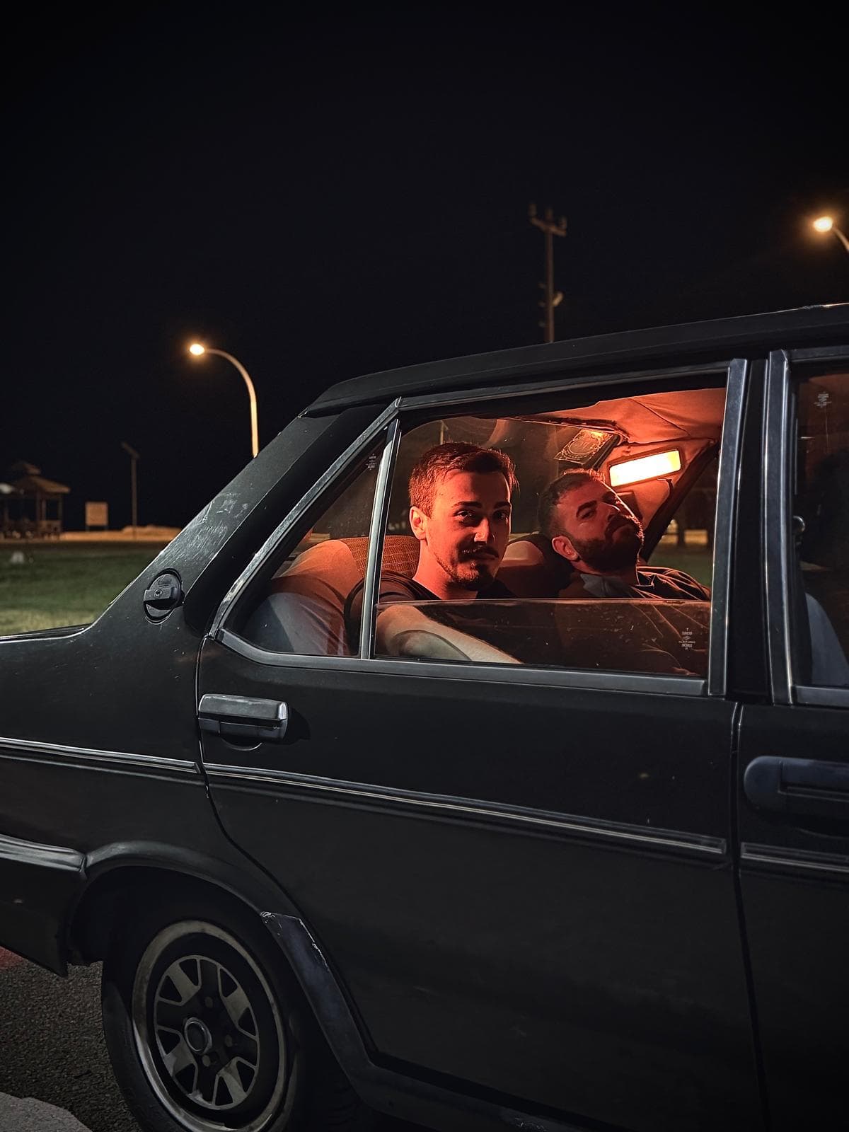 Bir hatıra — gece, arka koltukta